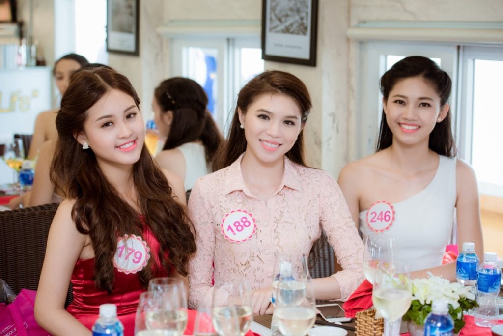 Các thí sinh trước đó đã có những phút thư giãn, thảnh thơi và làm quen với nhau.